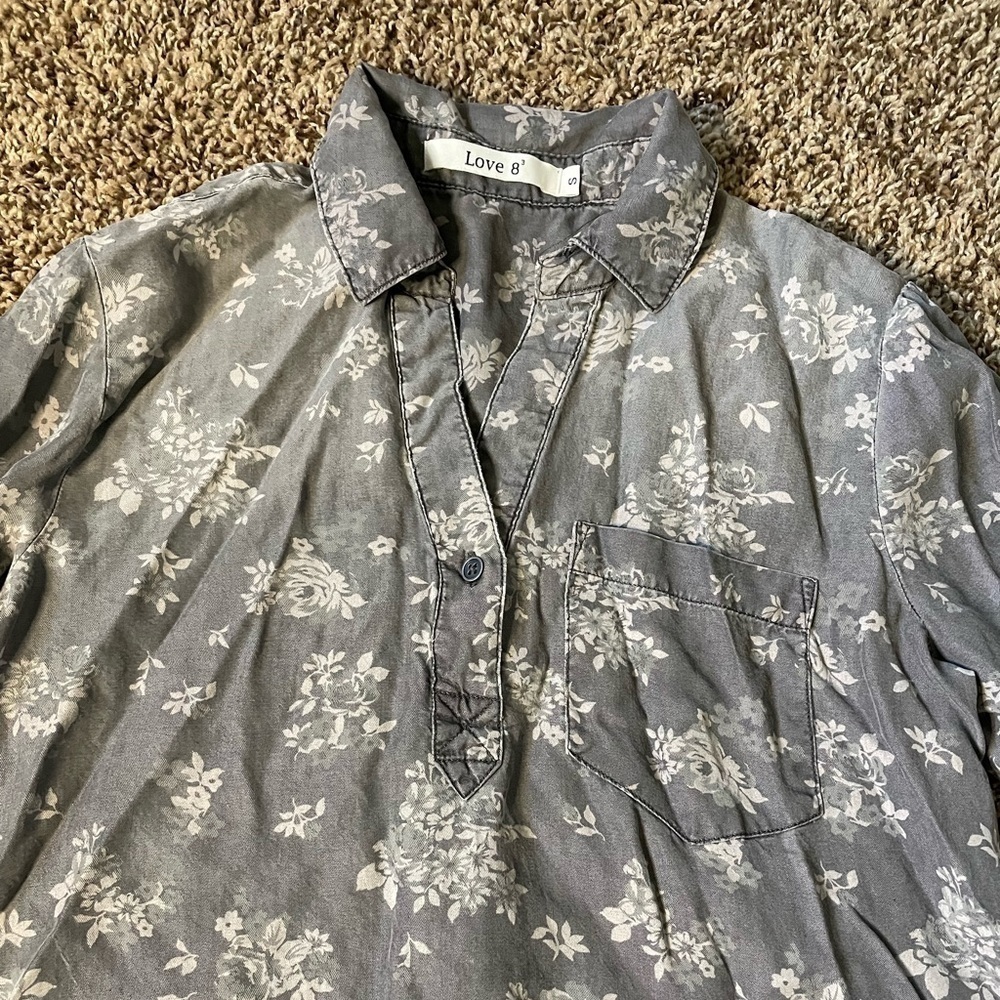 Love 8 small gray floral shirt - Picture 2 of 7